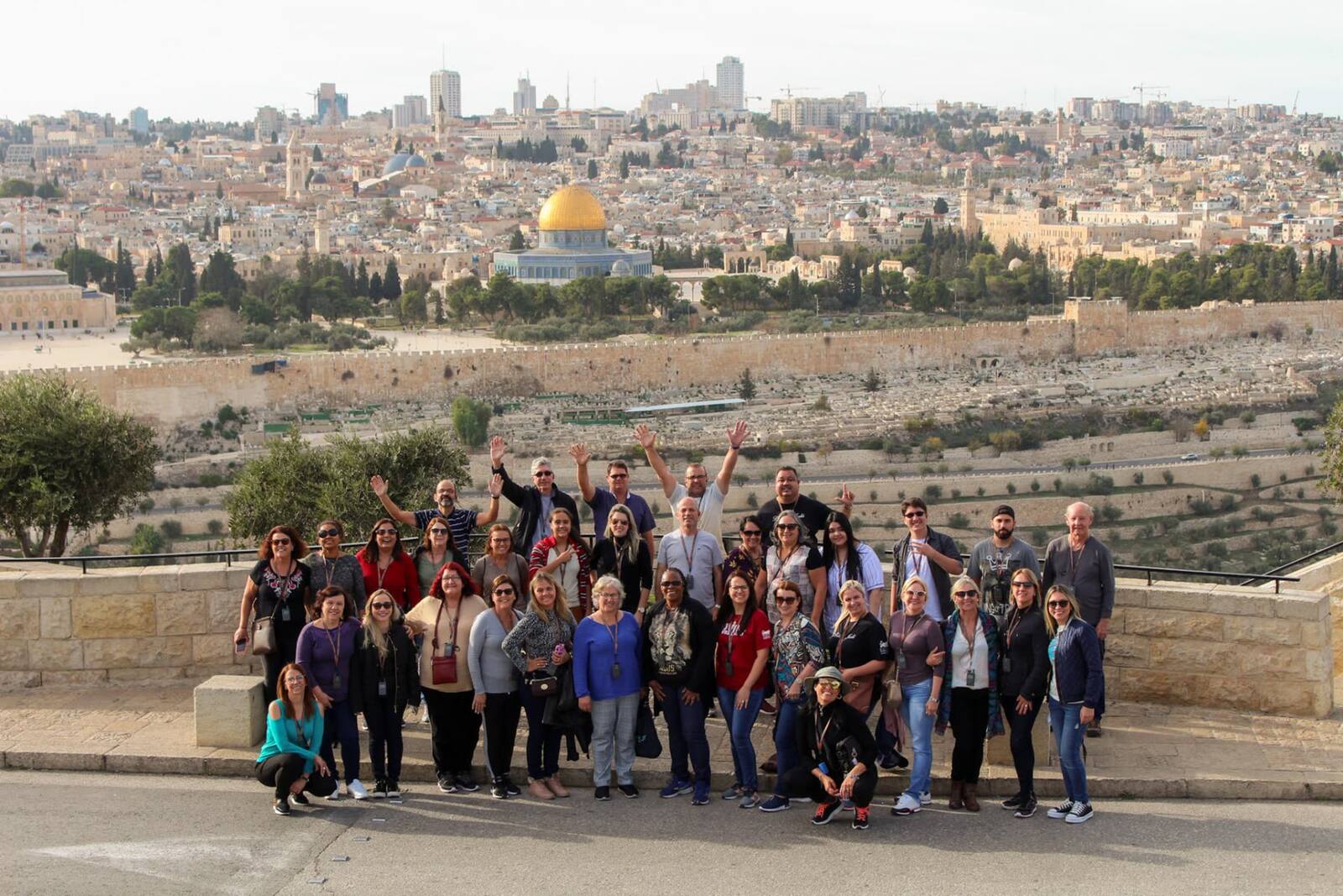 Grupo da Beit Tur reunido no Monte das Oliveiras, com a Cidade Velha de Jerusalém e o Domo da Rocha ao fundo.