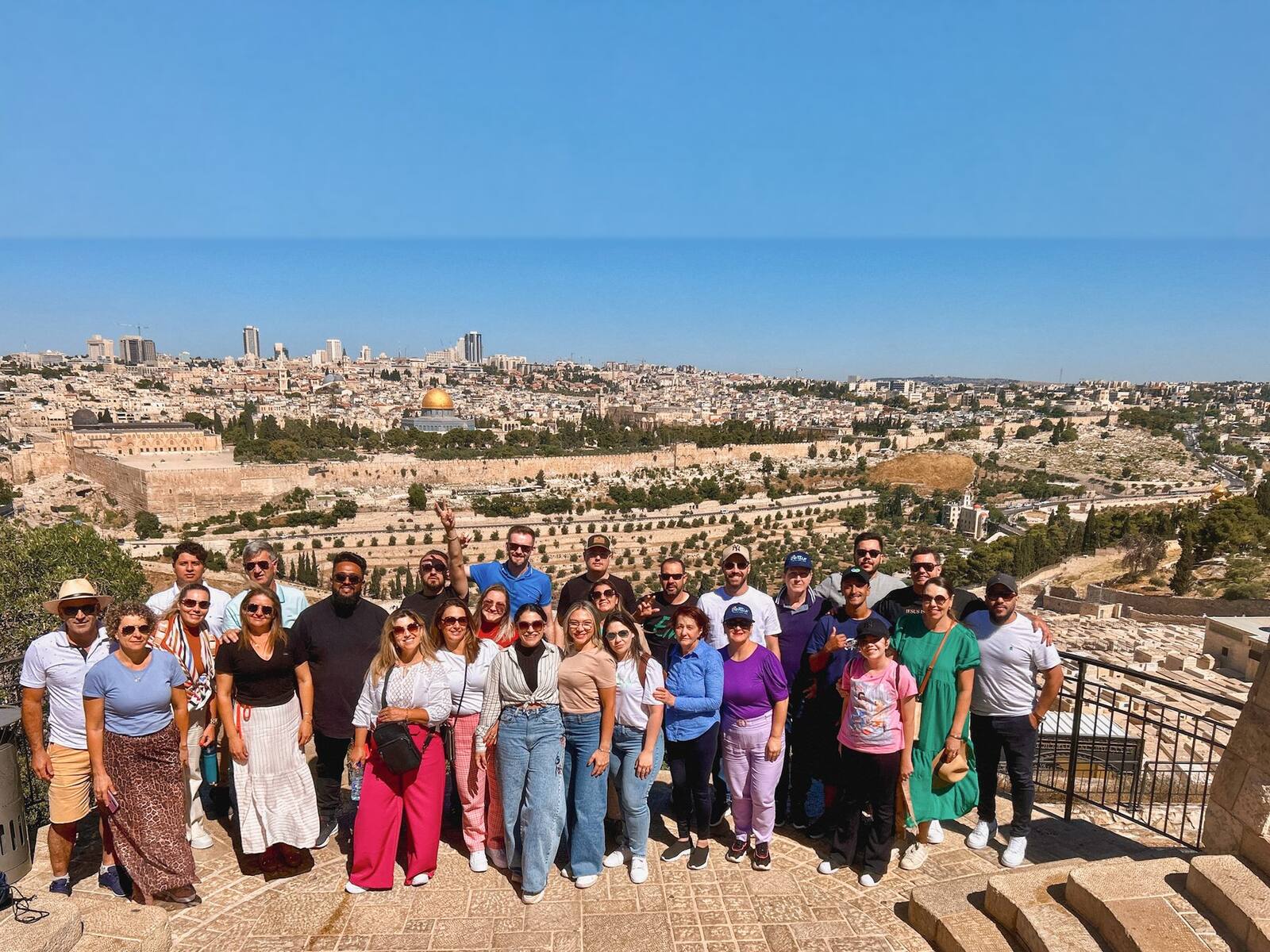 Grupo Beit Tur no mirante do Monte das Oliveiras, com a Cidade Velha de Jerusalém ao fundo.
