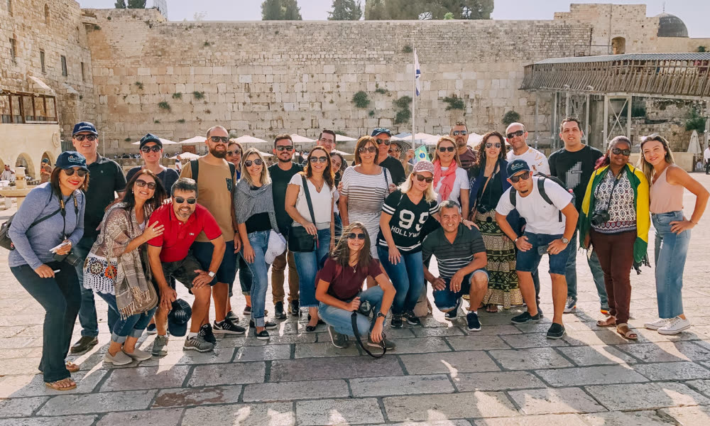 Grupo de viajantes da Beit Tur diante do Muro das Lamentações, em Jerusalém.